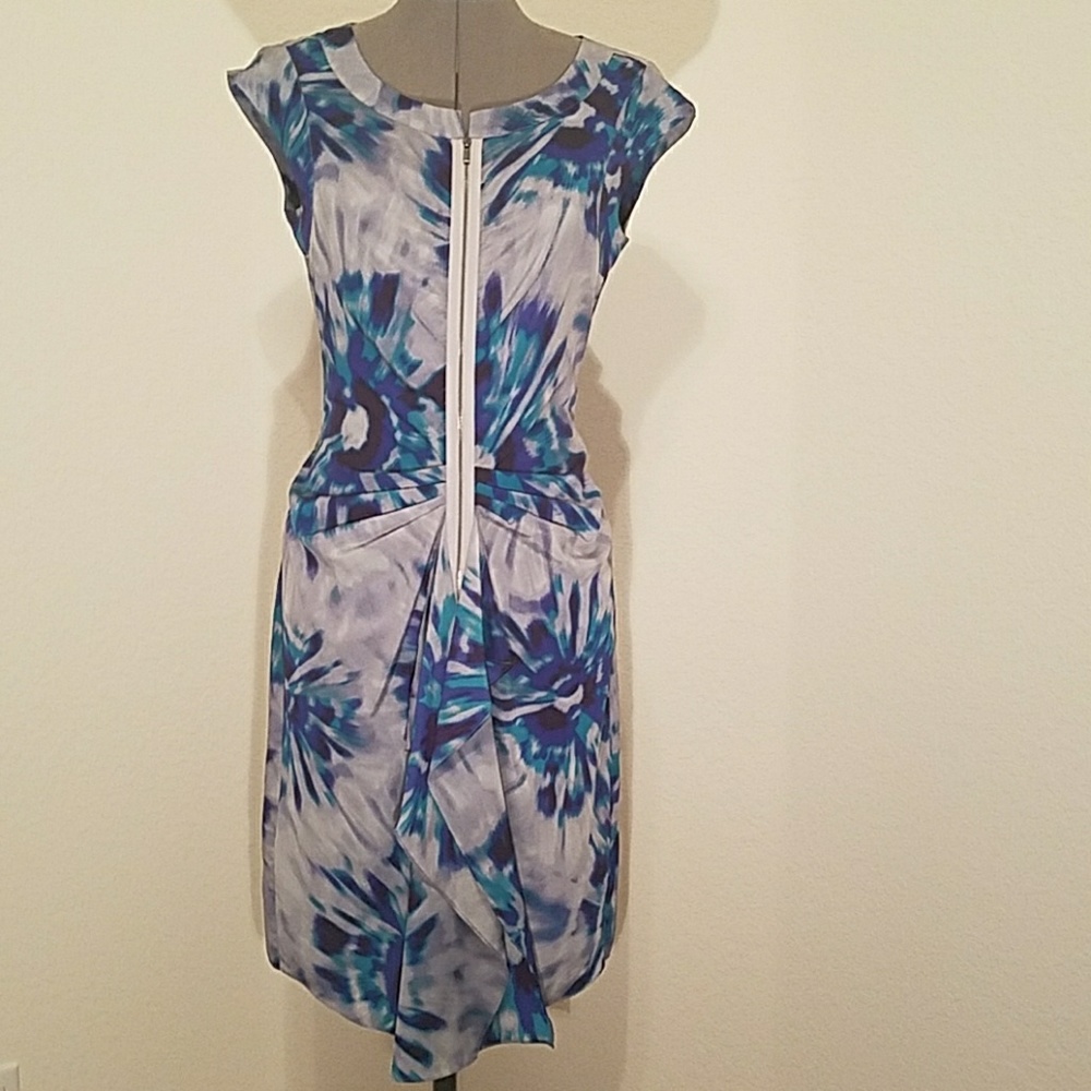 Ladies sleeveless print dress BCBG size 6